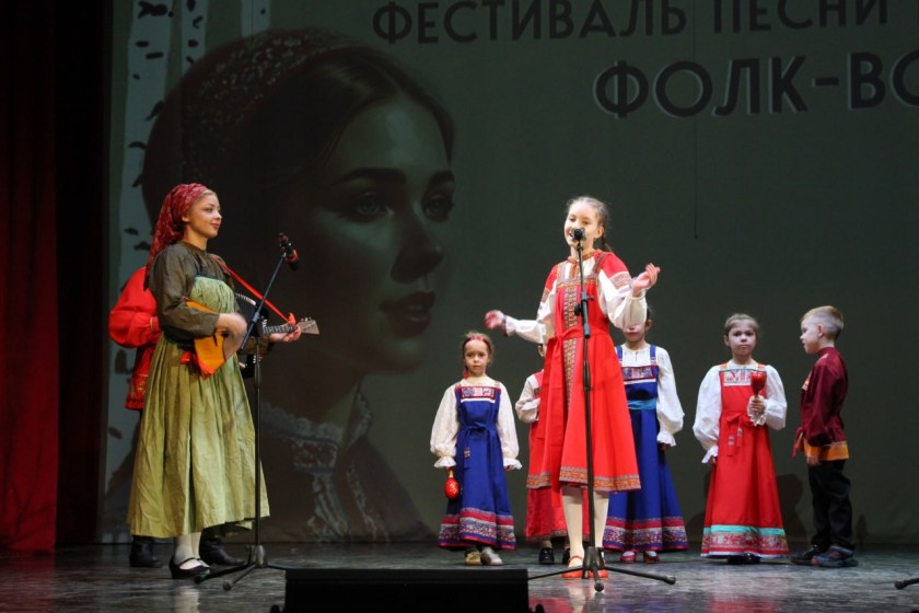 В доме культуры «Луч» села Петров-Дальнее прошёл фольклорный фестиваль, приуроченный к Году единства народов России