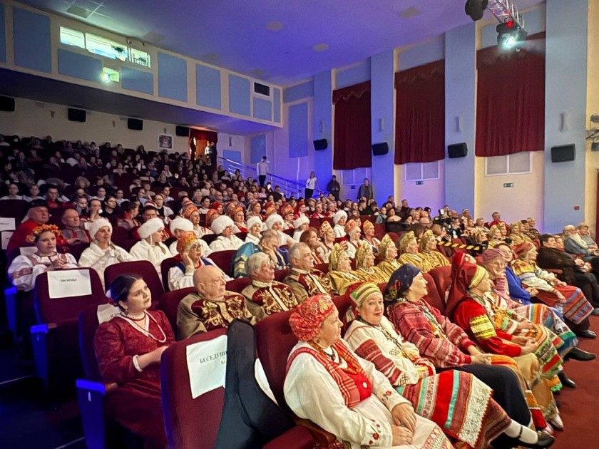 В доме культуры «Луч» села Петров-Дальнее прошёл фольклорный фестиваль, приуроченный к Году единства народов России