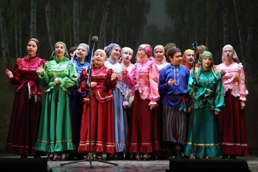 В доме культуры «Луч» села Петров-Дальнее прошёл фольклорный фестиваль, приуроченный к Году единства народов России