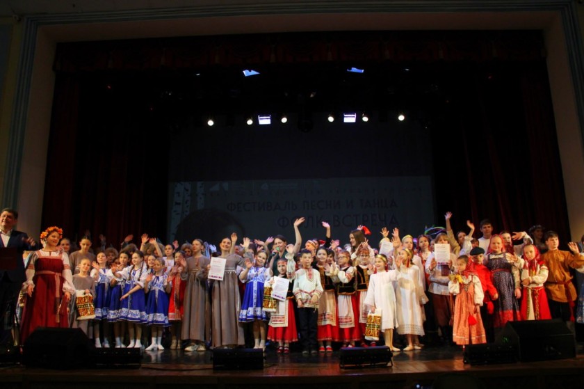 В доме культуры «Луч» села Петров-Дальнее прошёл фольклорный фестиваль, приуроченный к Году единства народов России