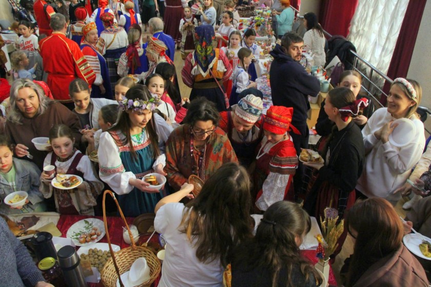 В доме культуры «Луч» села Петров-Дальнее прошёл фольклорный фестиваль, приуроченный к Году единства народов России