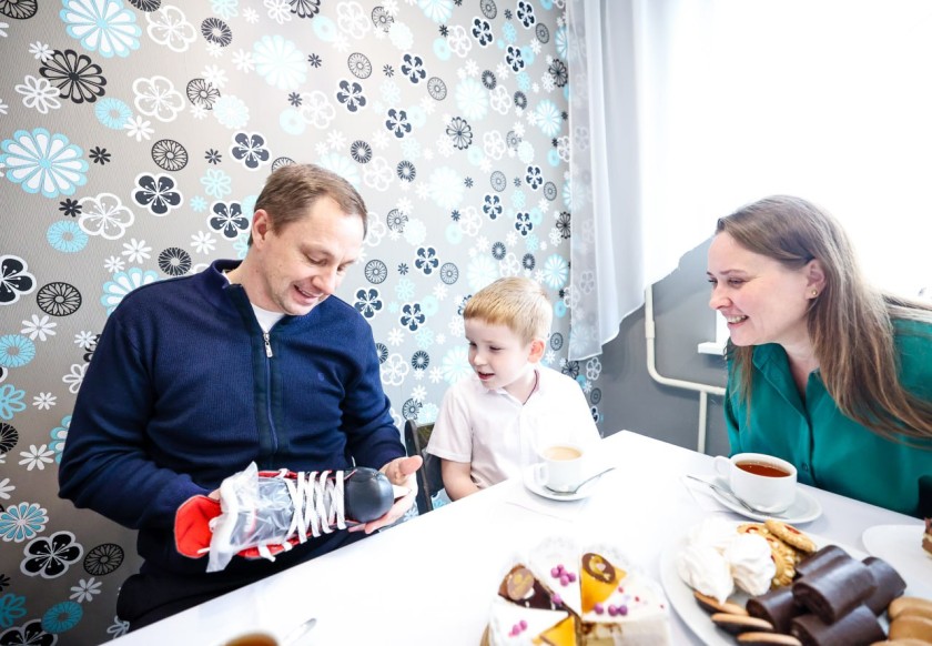 Дмитрий Волков навестил семью погибшего Героя и поздравил сына с Днём рождения