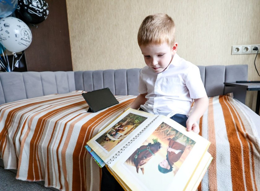 Дмитрий Волков навестил семью погибшего Героя и поздравил сына с Днём рождения