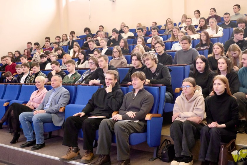 Около 100 студентов президентской академии в Красногорске приняли участие в «Диалоге на равных»