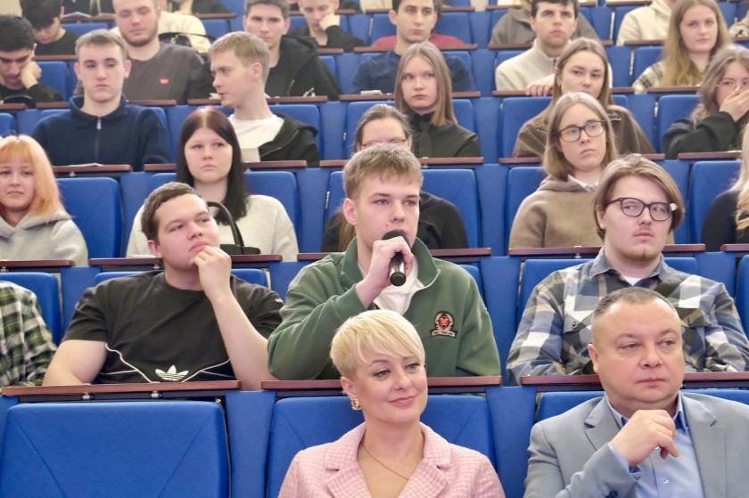 Около 100 студентов президентской академии в Красногорске приняли участие в «Диалоге на равных»