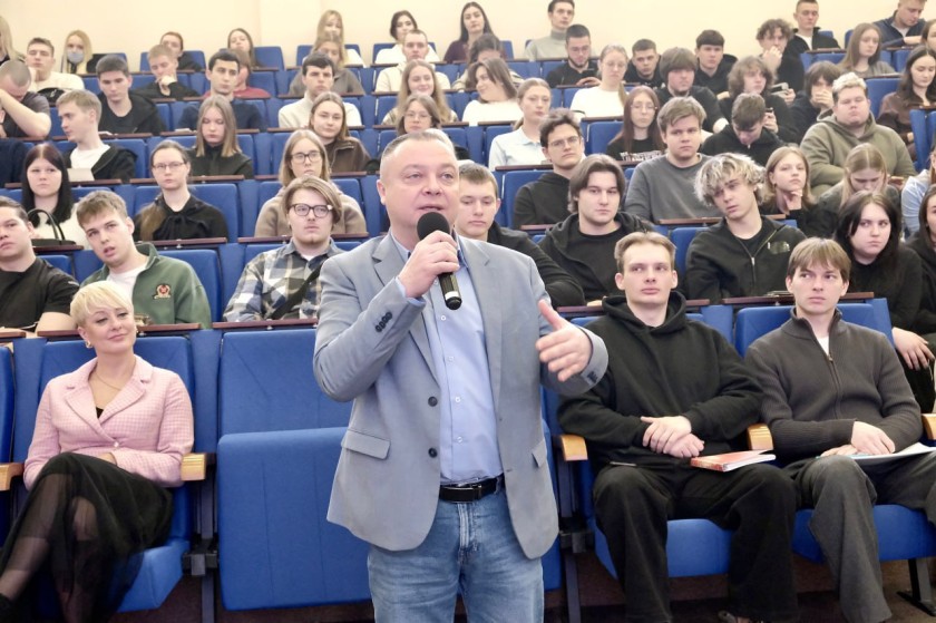 Около 100 студентов президентской академии в Красногорске приняли участие в «Диалоге на равных»