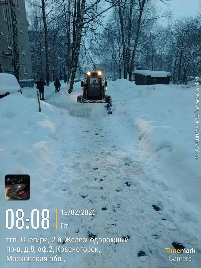 Коммунальные службы продолжают расчистку территорий округа от снега