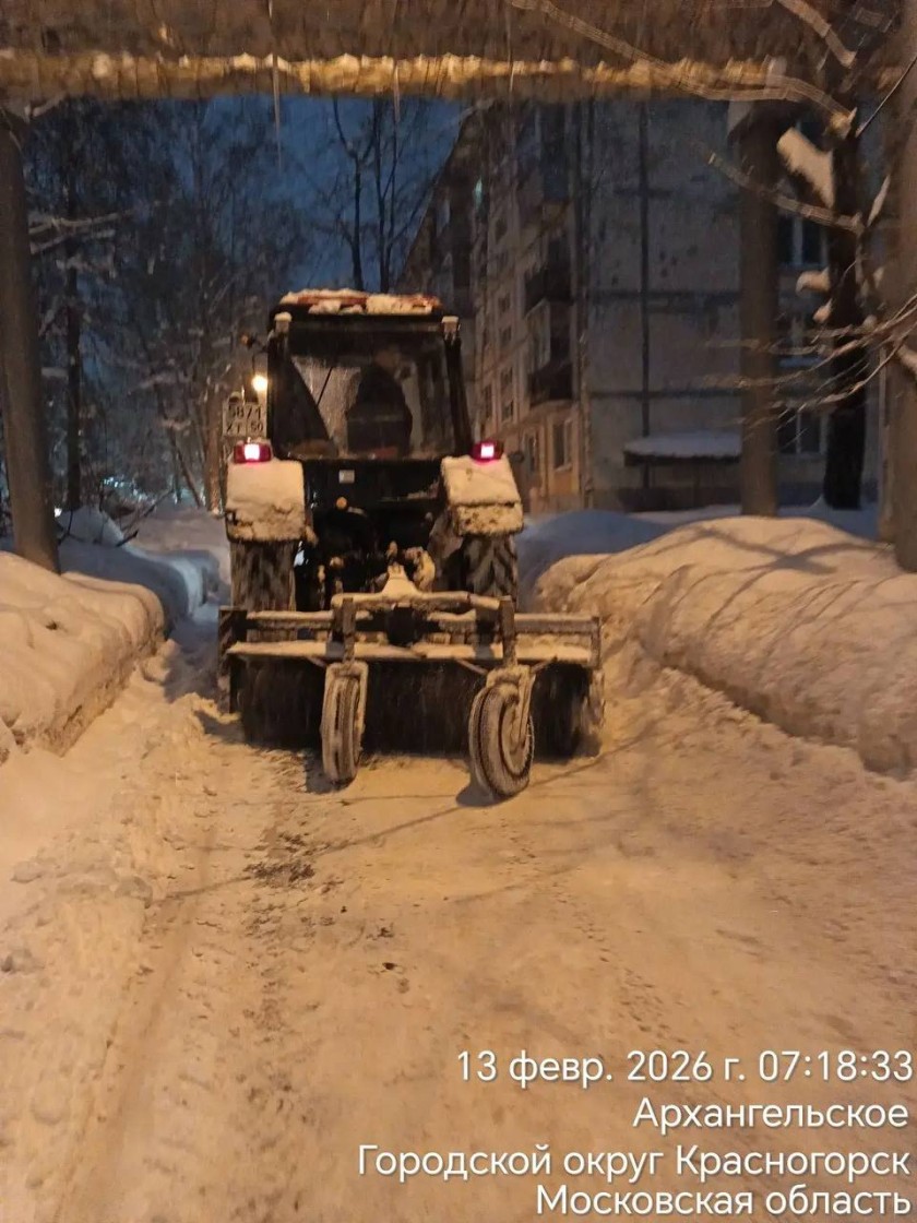 Коммунальные службы продолжают расчистку территорий округа от снега