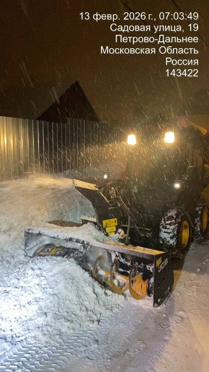 Коммунальные службы продолжают расчистку территорий округа от снега