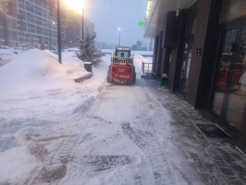 Коммунальные службы продолжают расчистку территорий округа от снега