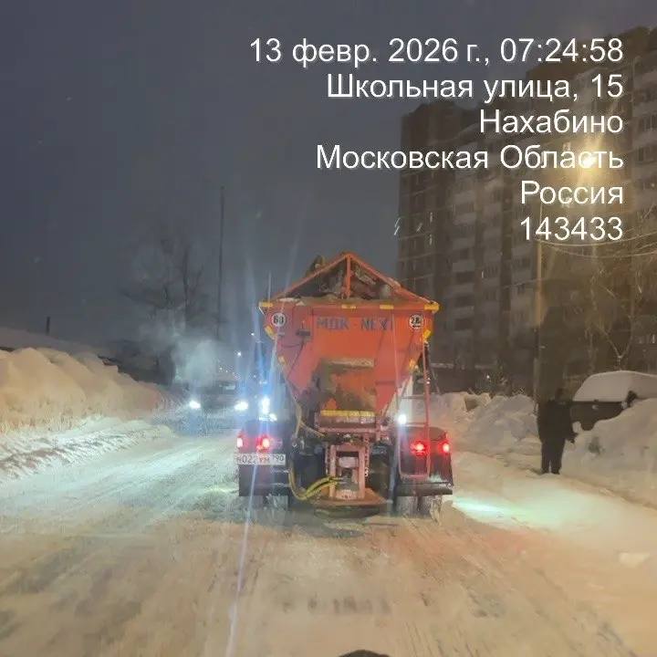 Коммунальные службы продолжают расчистку территорий округа от снега