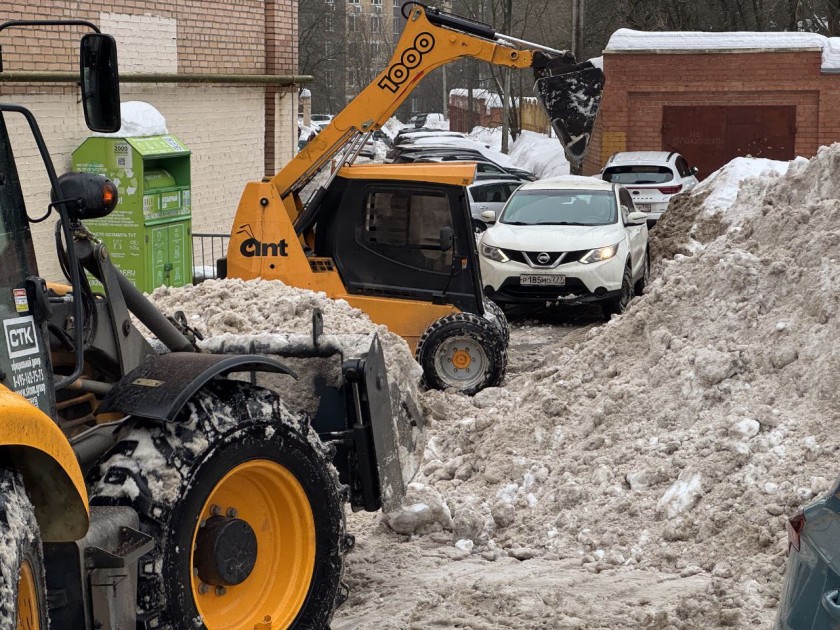 На территориях во время субботника задействована снегоуборочная техника