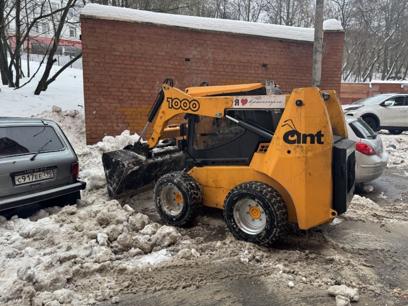 На территориях во время субботника задействована снегоуборочная техника