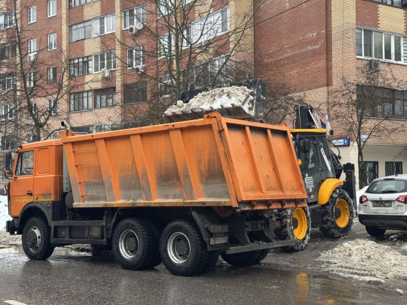 На территориях во время субботника задействована снегоуборочная техника