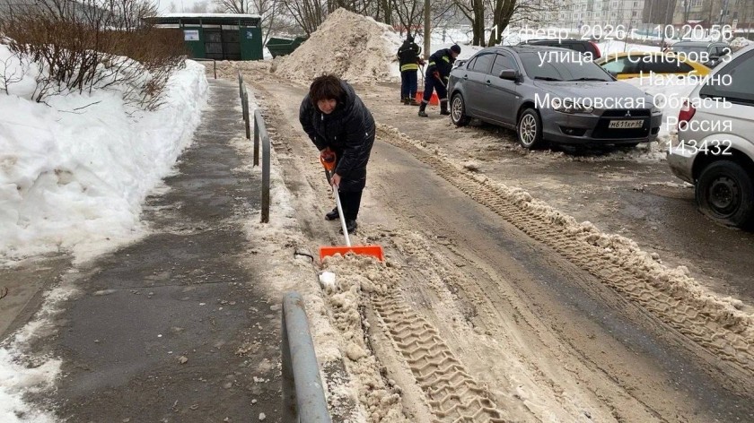 В Нахабино проходит субботник на улице 11 Саперов