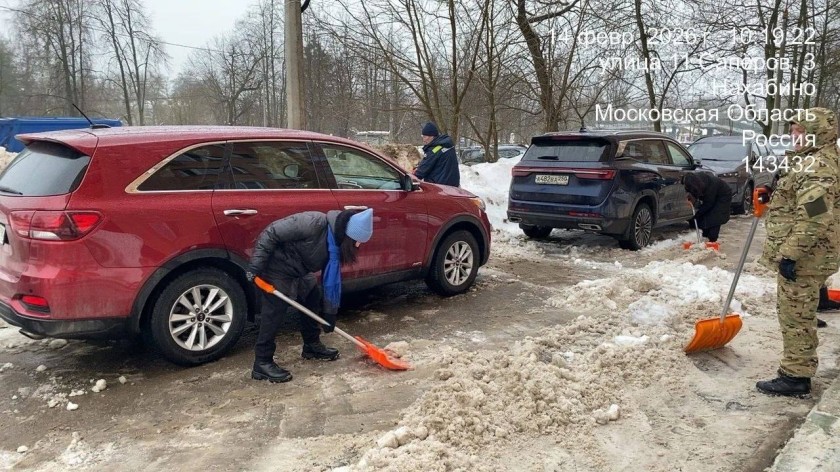 В Нахабино проходит субботник на улице 11 Саперов