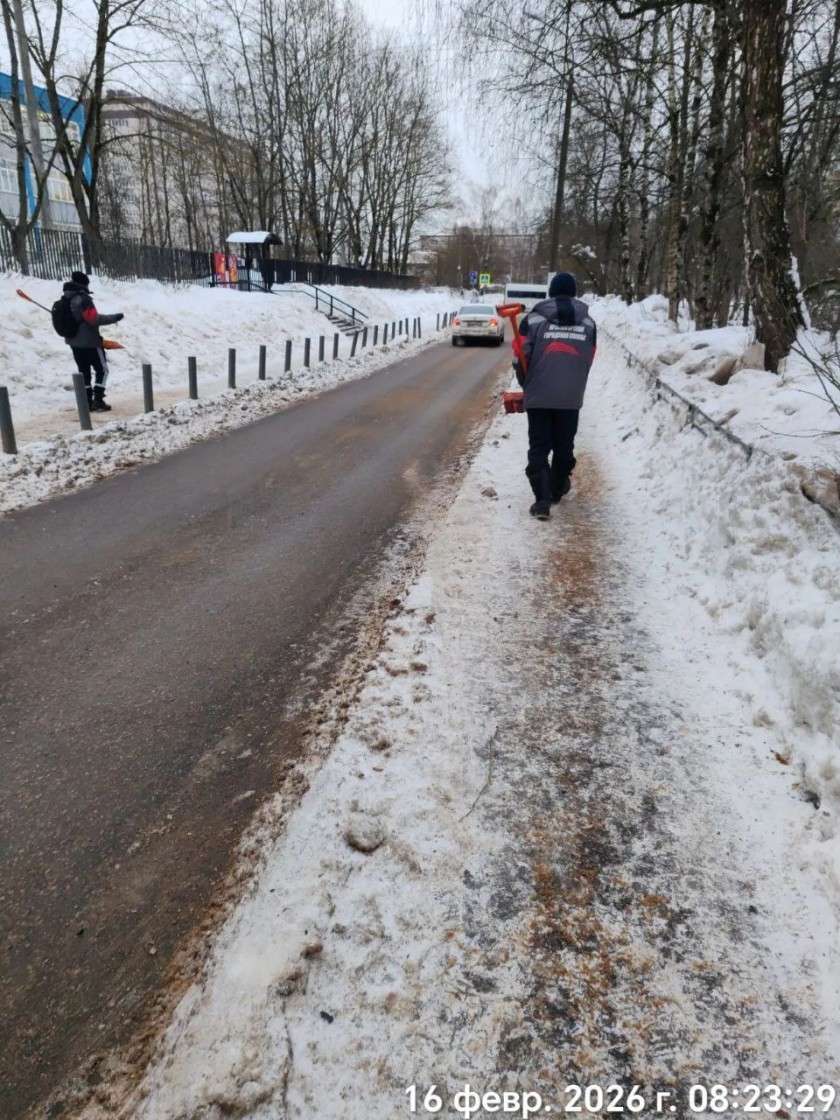Из-за резких перепадов температур и сильного ветра на улицах и дорогах Красногорска образовался гололёд