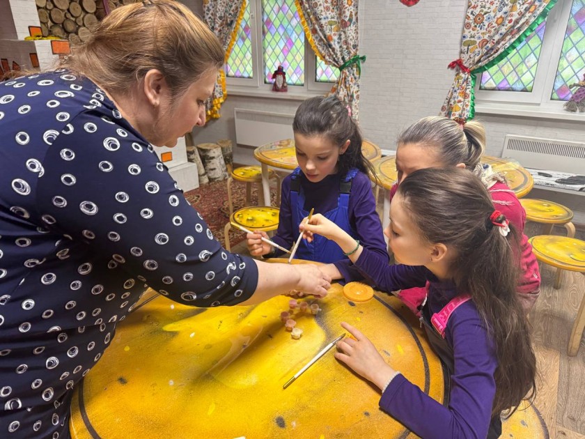 Мастер-класс по росписи мыла прошел в Доме Масленицы в Красногорске