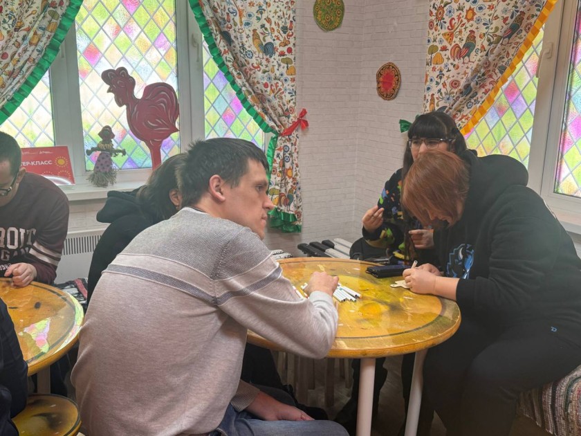 Мастер-класс по росписи деревянных сувениров прошел в Доме Масленицы в Красногорске