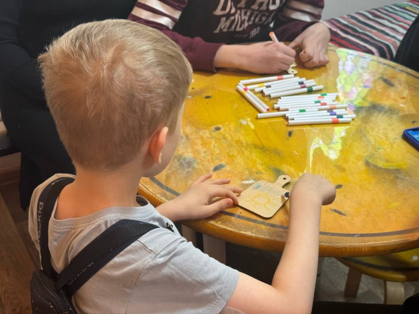 Мастер-класс по росписи деревянных сувениров прошел в Доме Масленицы в Красногорске