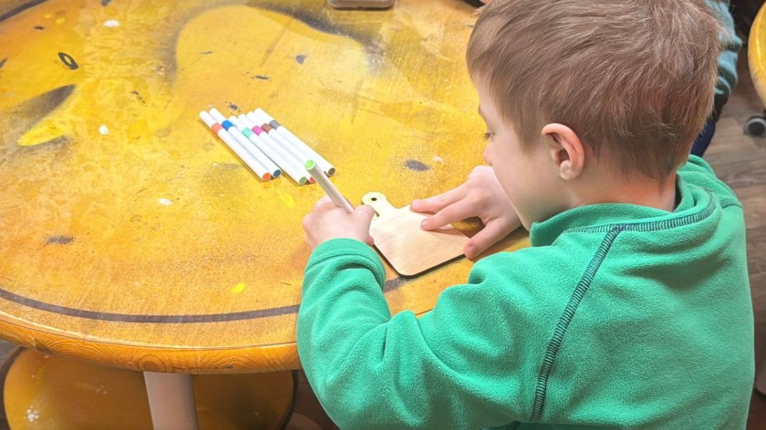 Мастер-класс по росписи деревянных сувениров прошел в Доме Масленицы в Красногорске