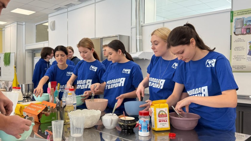 Красногорские молодогвардейцы приготовили масленичные угощения для участников СВО