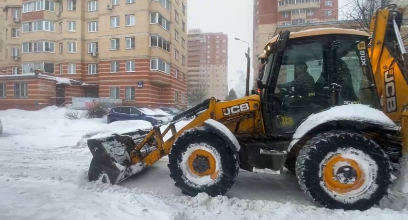 Несмотря на объемы работ, сотрудники городских служб  демонстрируют максимальную самоотдачу - процесс уборки снега в Красногорске не останавливается