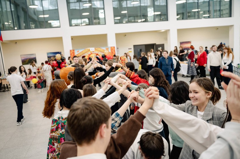 Сергей Колунов посетил масленичную ярмарку в красногорском образовательном центре «Вершина»