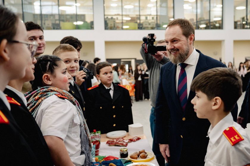 Сергей Колунов посетил масленичную ярмарку в красногорском образовательном центре «Вершина»