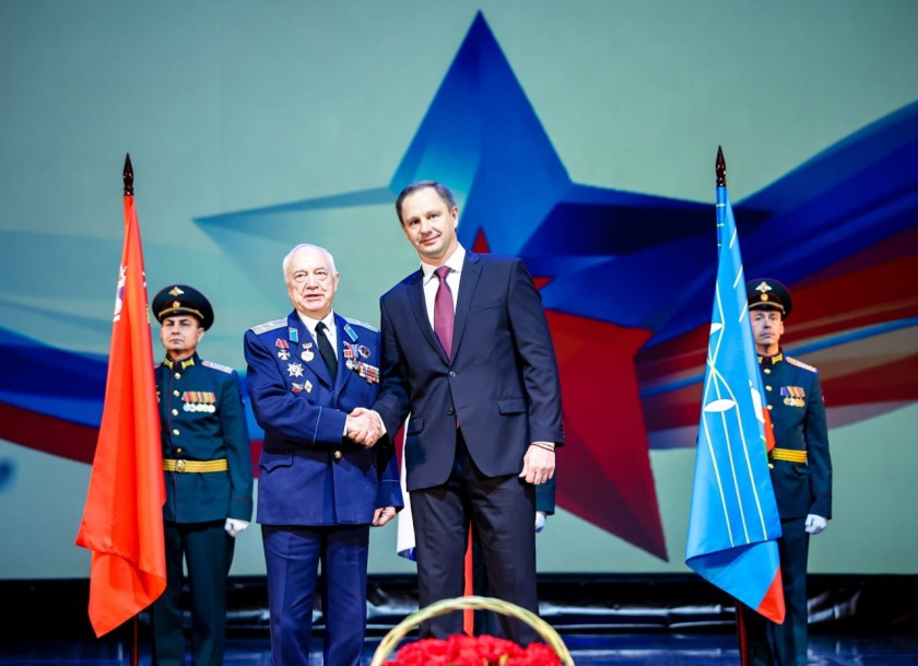 Дмитрий Волков поздравил красногорцев с Днём защитника Отечества и вручил награды героям