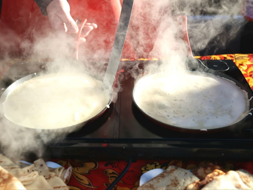 Дмитрий Волков угостил блинами гостей ледового спидвея на стадионе «Зоркий»