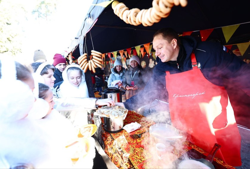 Дмитрий Волков угостил блинами гостей ледового спидвея на стадионе «Зоркий»