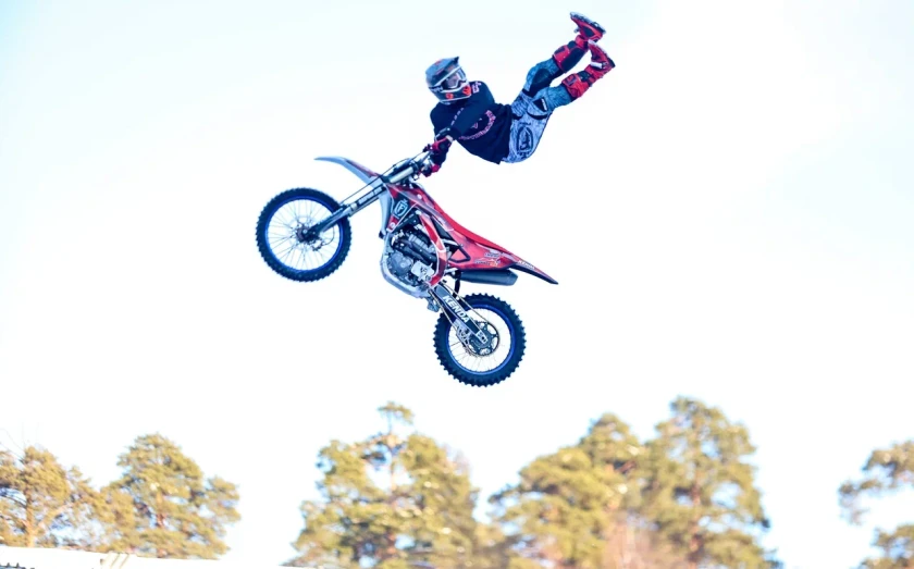 Дмитрий Волков открыл финал Личного Чемпионата России по ледовому спидвею в Красногорске