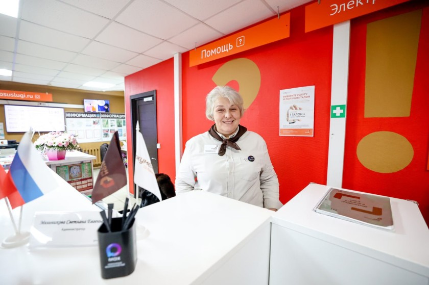 Дмитрий Волков посетил МФЦ в Мечниково и поздравил сотрудниц с наступающим 8 Марта