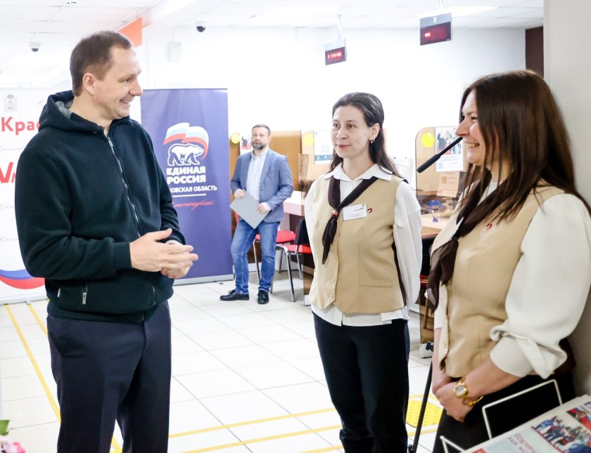 Дмитрий Волков посетил МФЦ в Мечниково и поздравил сотрудниц с наступающим 8 Марта