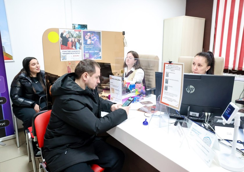 Дмитрий Волков посетил МФЦ в Мечниково и поздравил сотрудниц с наступающим 8 Марта