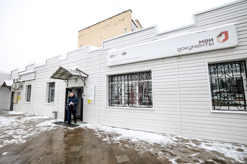 Дмитрий Волков посетил МФЦ в Мечниково и поздравил сотрудниц с наступающим 8 Марта