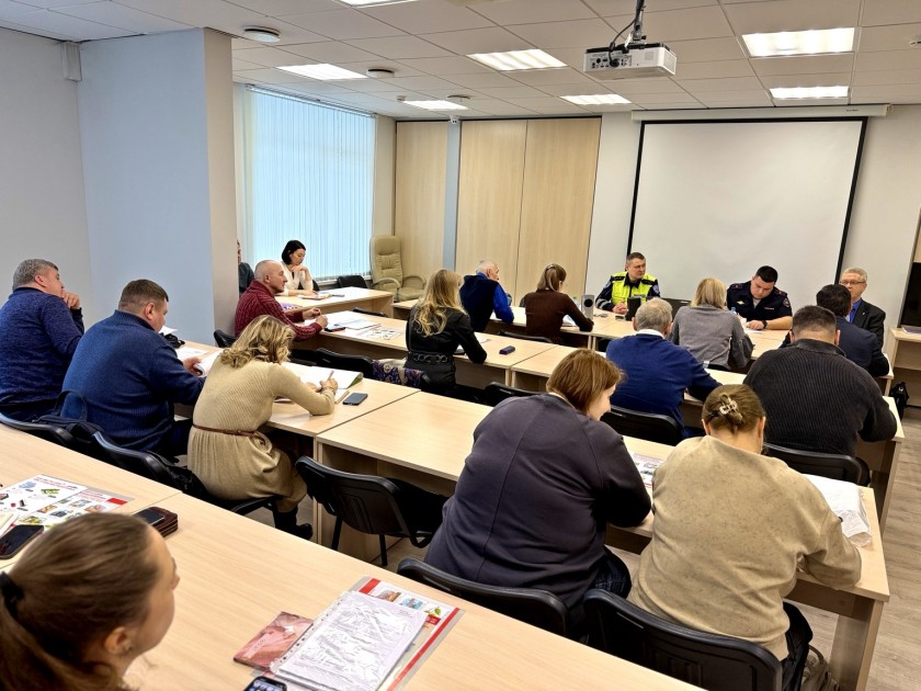 Сотрудники Госавтоинспекции провели рабочее совещание с заместителями руководителей образовательных учреждений по безопасности