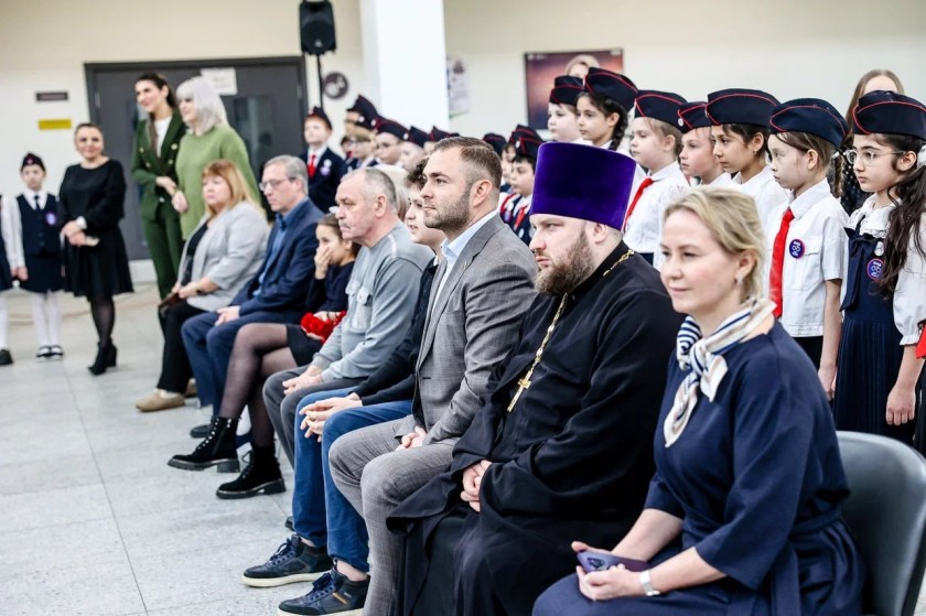 В красногорском Образовательном центре Вершина при поддержке партии «Единая Россия» состоялась торжественная церемония открытия «Парты Героя» в честь участника специальной военной операции Сергея Рулева, который посмертно награжден Орденом Мужества