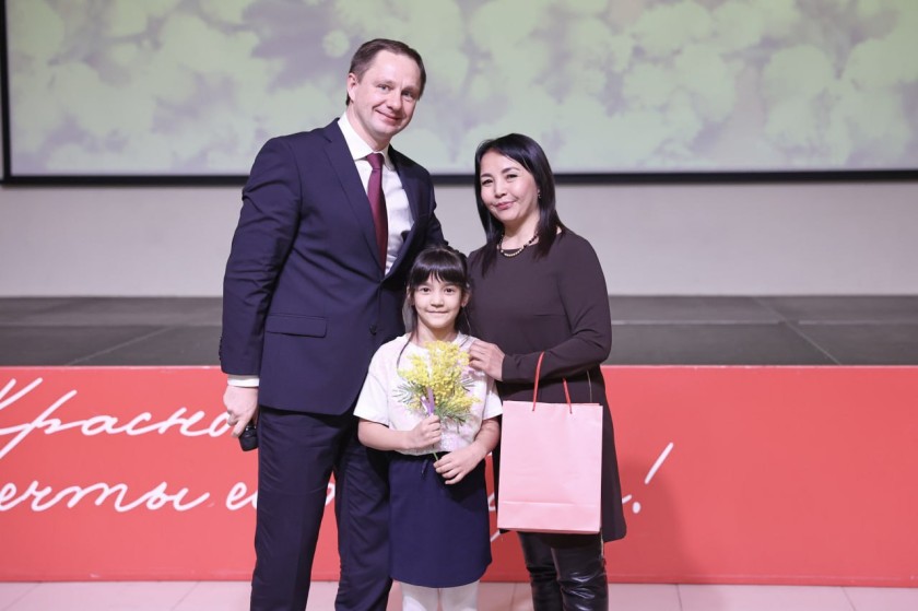 Дмитрий Волков и Сергей Колунов поздравили с 8 Марта матерей и жён участников СВО