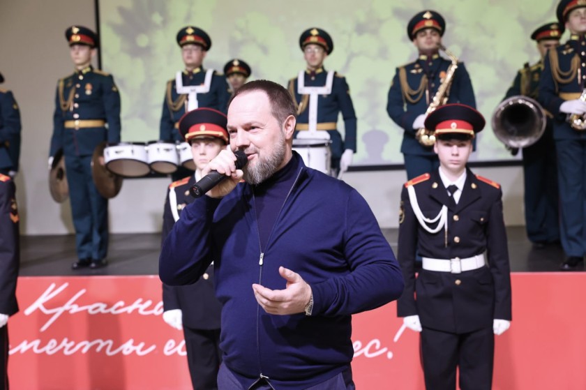 Дмитрий Волков и Сергей Колунов поздравили с 8 Марта матерей и жён участников СВО