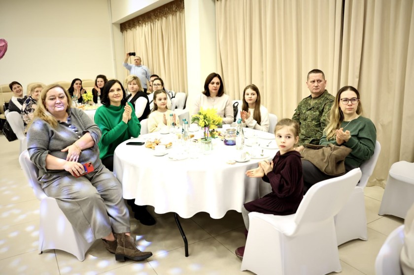 Дмитрий Волков и Сергей Колунов поздравили с 8 Марта матерей и жён участников СВО