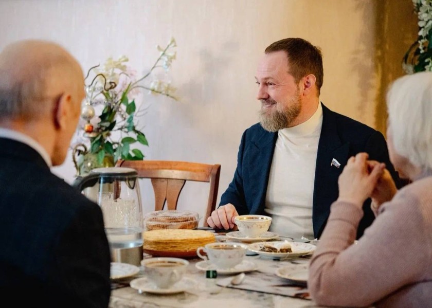 Сергей Колунов поздравил с 8 Марта ветерана МВД Раису Митрофановну Мишину