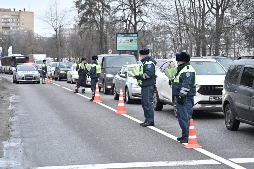 Весенний сюрприз от ГИБДД: автоинспекторы Красногорска поздравили автоледи с 8 Марта