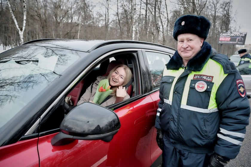 Весенний сюрприз от ГИБДД: автоинспекторы Красногорска поздравили автоледи с 8 Марта