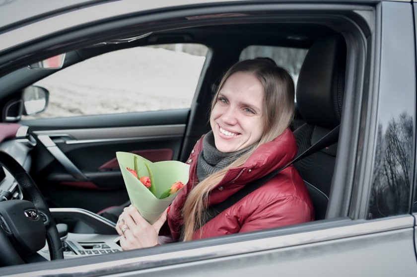 Весенний сюрприз от ГИБДД: автоинспекторы Красногорска поздравили автоледи с 8 Марта