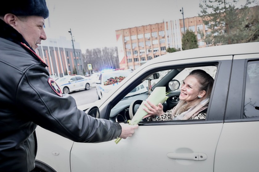Весенний сюрприз от ГИБДД: автоинспекторы Красногорска поздравили автоледи с 8 Марта