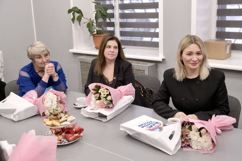 В красногорском отделении «Единой России» в преддверии Международного женского дня поздравили секретарей первичных отделений партии