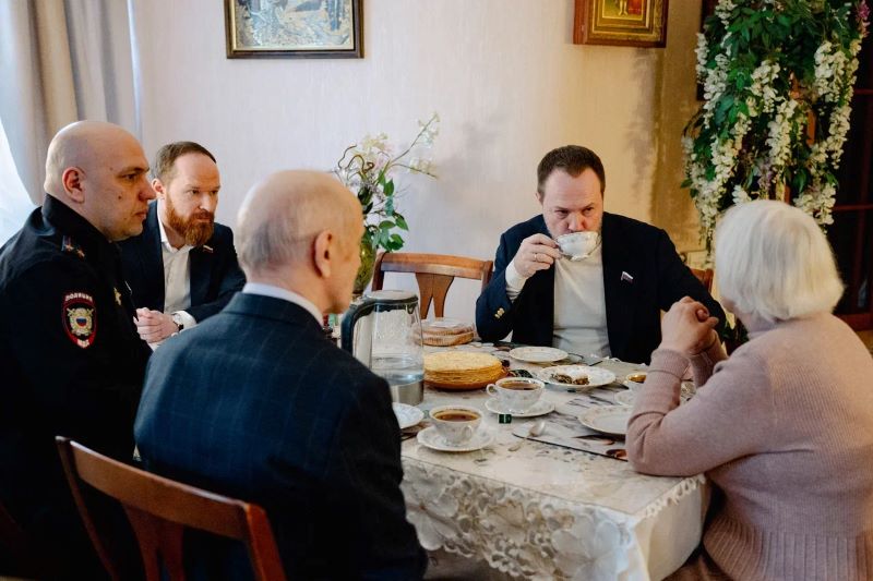 Начальник УМВД России по г.о. Красногорск и депутат Государственной Думы поздравили ветерана органов внутренних дел с первым весенним праздником