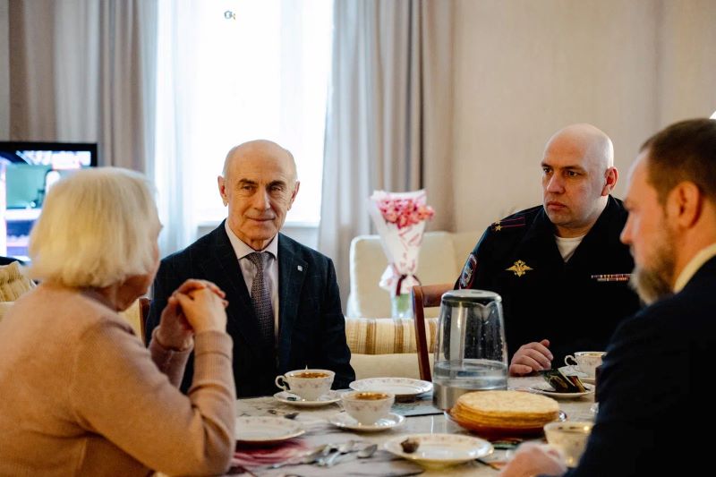 Начальник УМВД России по г.о. Красногорск и депутат Государственной Думы поздравили ветерана органов внутренних дел с первым весенним праздником